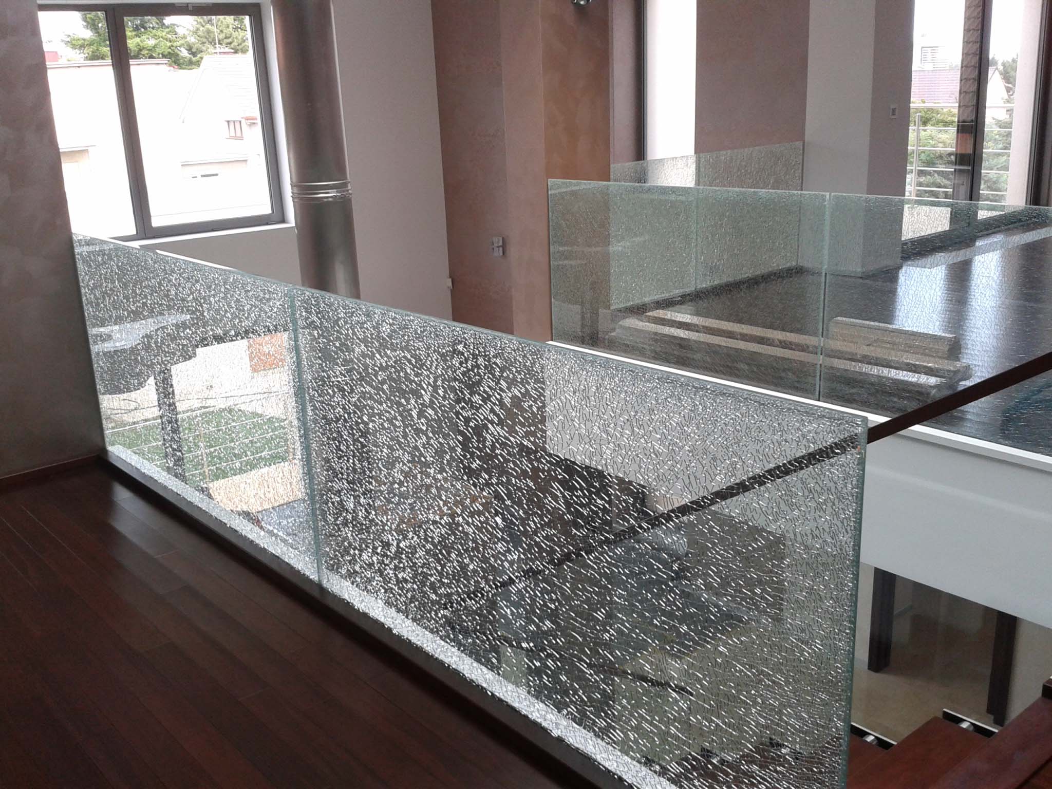 Efekt rozbitého skla na sklenenom zábradlí | DOMO GLASS