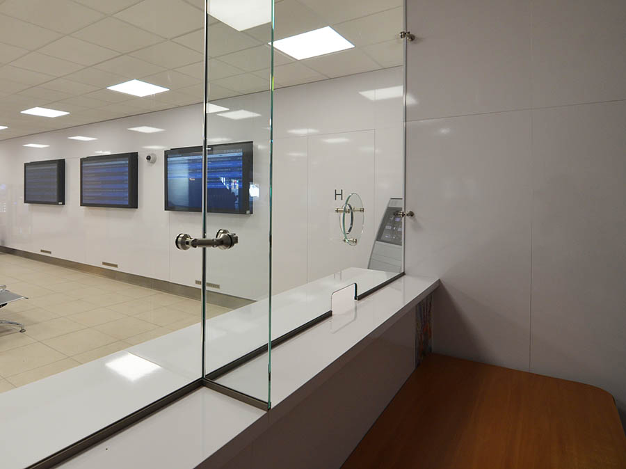 Ochranné sklo informačnej kancelárie so zvukovodom a spodnou priehradkou ako sklenená stena na mieru| DOMO GLASS