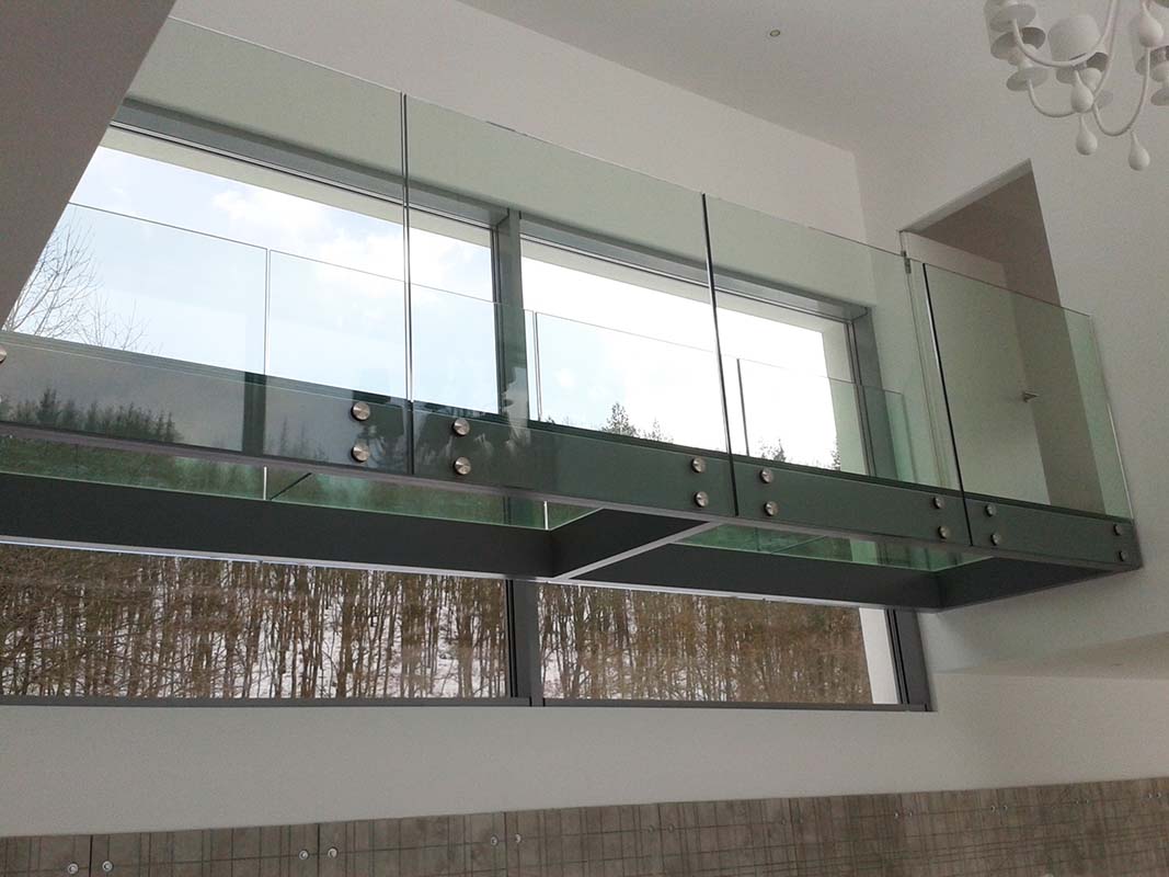 Bezrámové sklenené zábradlie na konštrukcií s pochôdznym sklom | DOMO GLASS