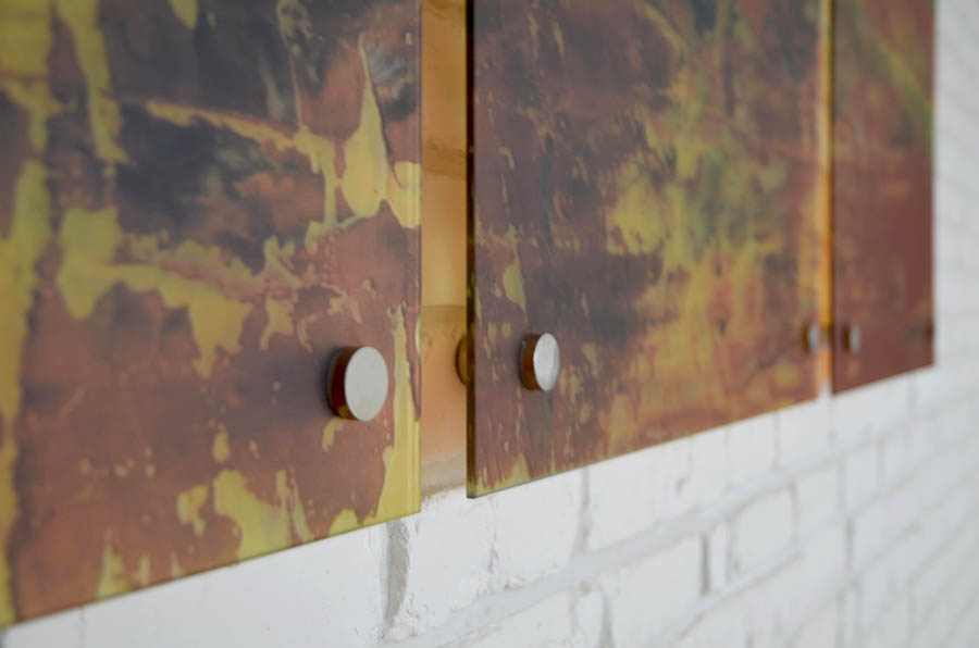 Detail uchytenia skleneného obrazu na stene | DOMO GLASS