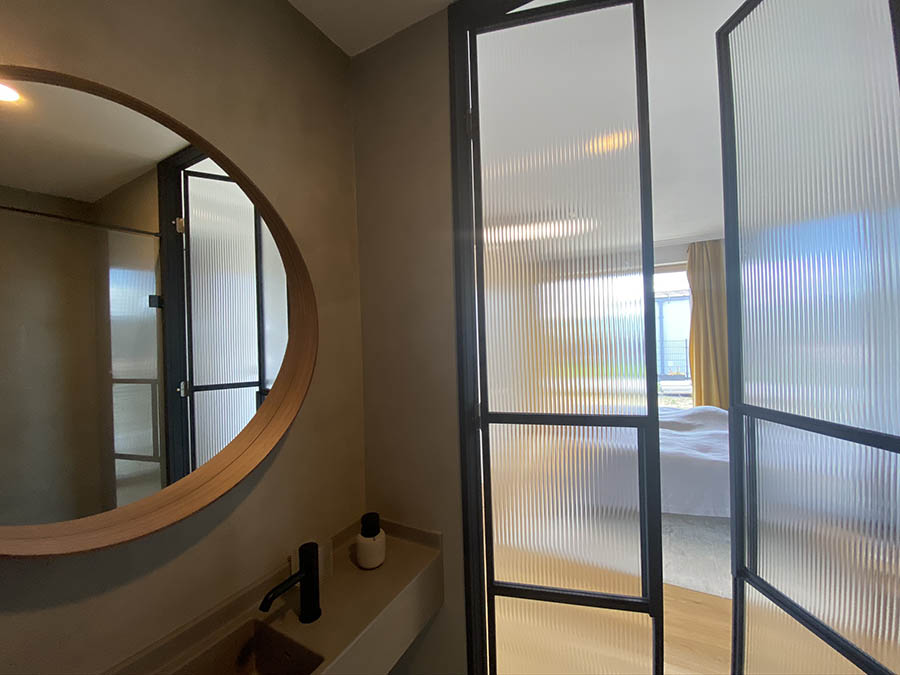 Dvojkrídlové sklenené dvere do kúpeľne v industriálnom štýle | DOMO GLASS 