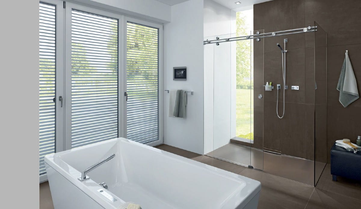 Moderná kúpeľňa so skleneným sprchovým kútom | DoMo-GLASS