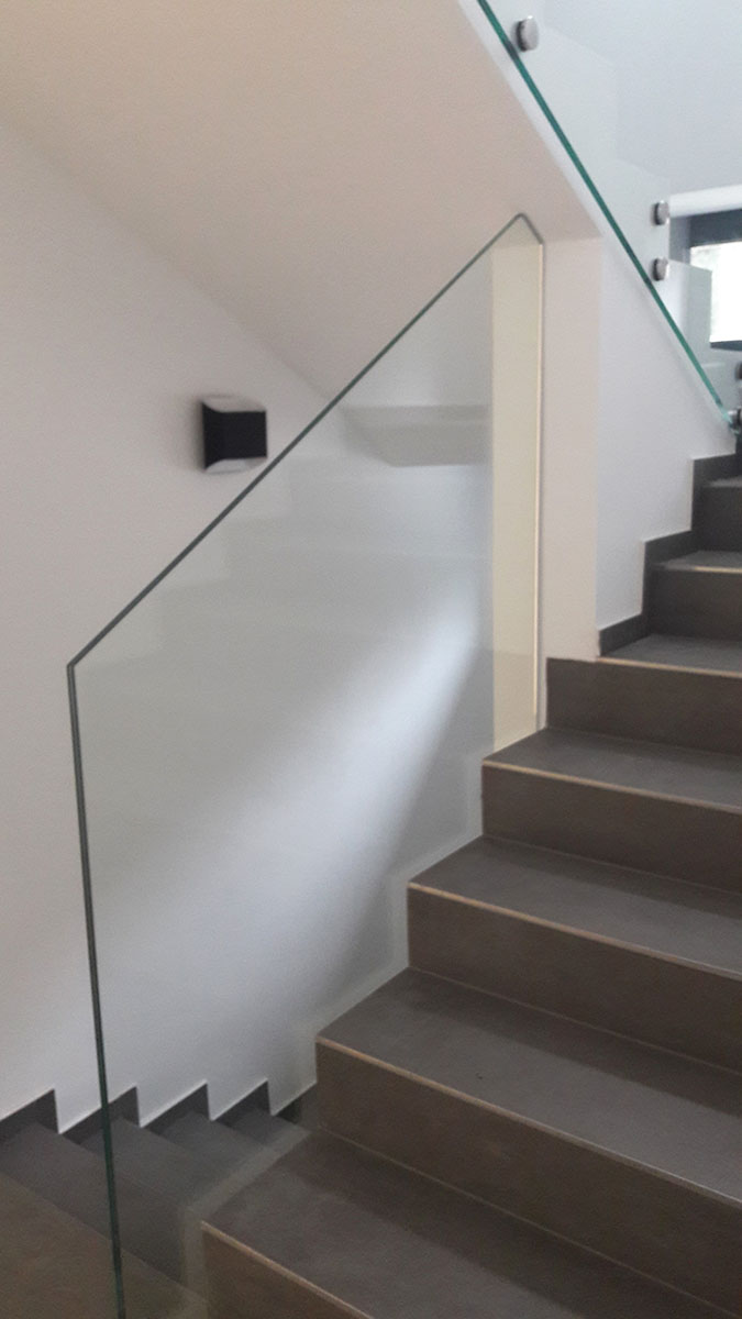 Interiérové sklenené záradlie schodiska rodinného domu s čírym sklom | DOMO GLASS