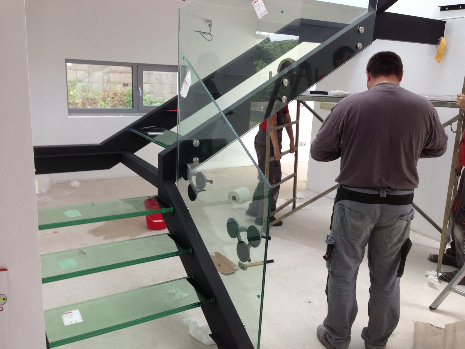 Sklenené zábradlie schodiska z číreho skla uchytené na oceľovú konštrukciu pomocou terčov | DOMO GLASS