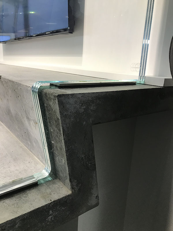 Detail tvarovaného vrstveného skla na zábradlie schodiska | DOMO GLASS