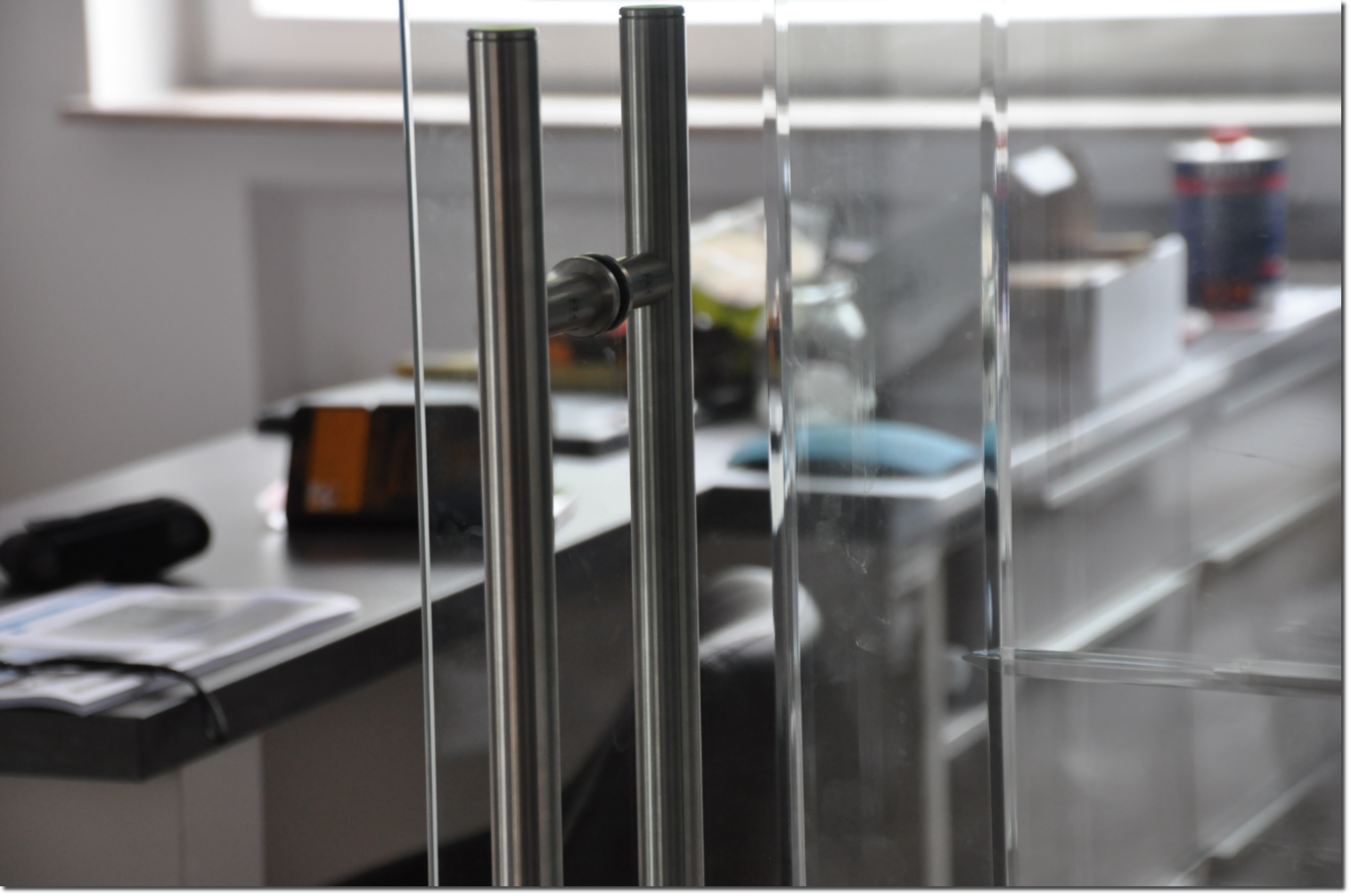 Detail prémiového madla na sklenené dvere | DoMo-GLASS