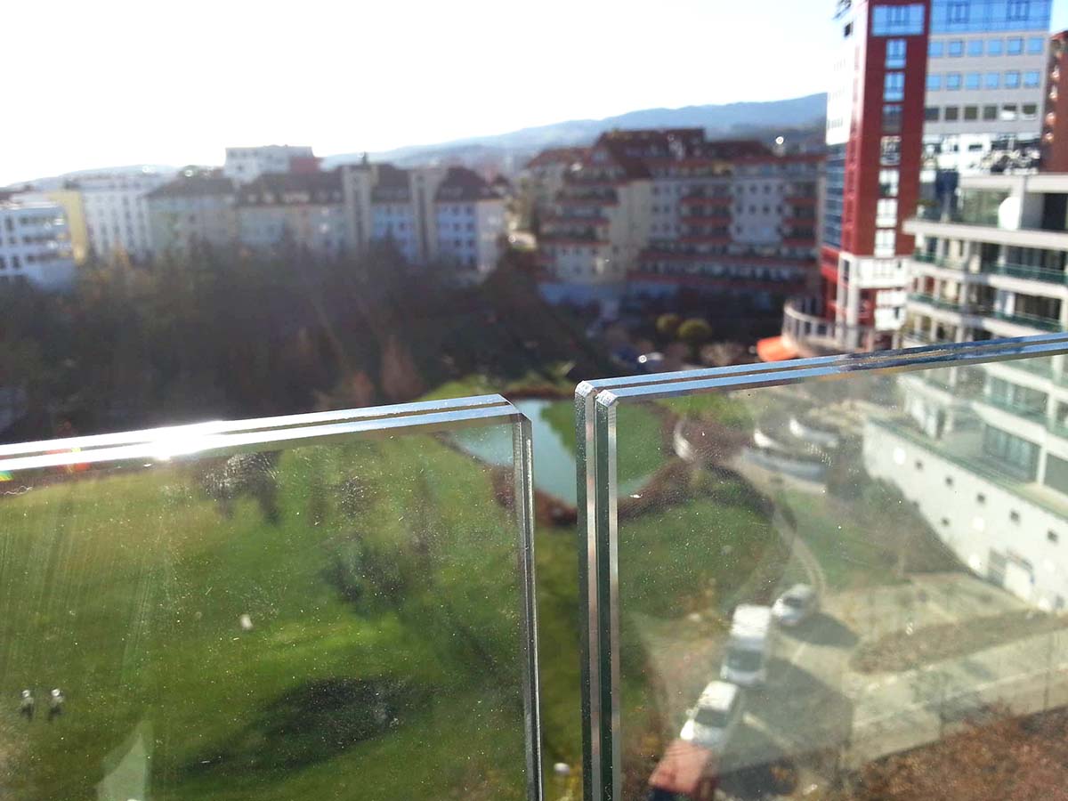 Detail vrstveného skla skleneného zábradlia na terase | DOMO GLASS
