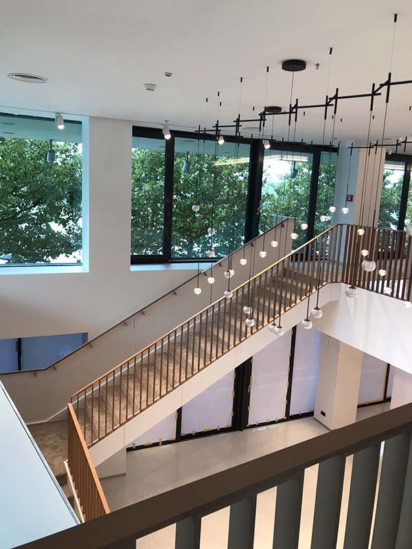 Pohľad na hotové interiérové schodisko so zábradlím vo farbe medenej patiny | DOMO GLASS