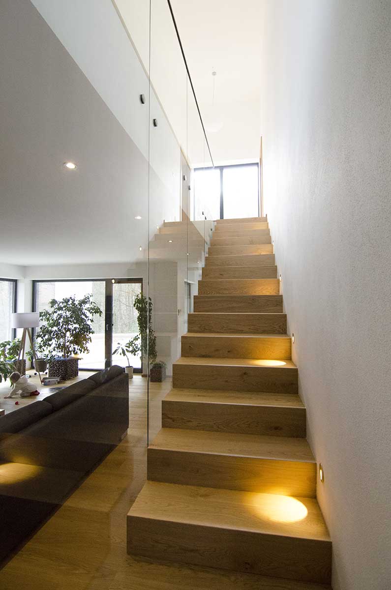 Čisté a elegantné interiérové sklenené zábradlie schodiska v priestore rodinného domu | DOMO GLASS