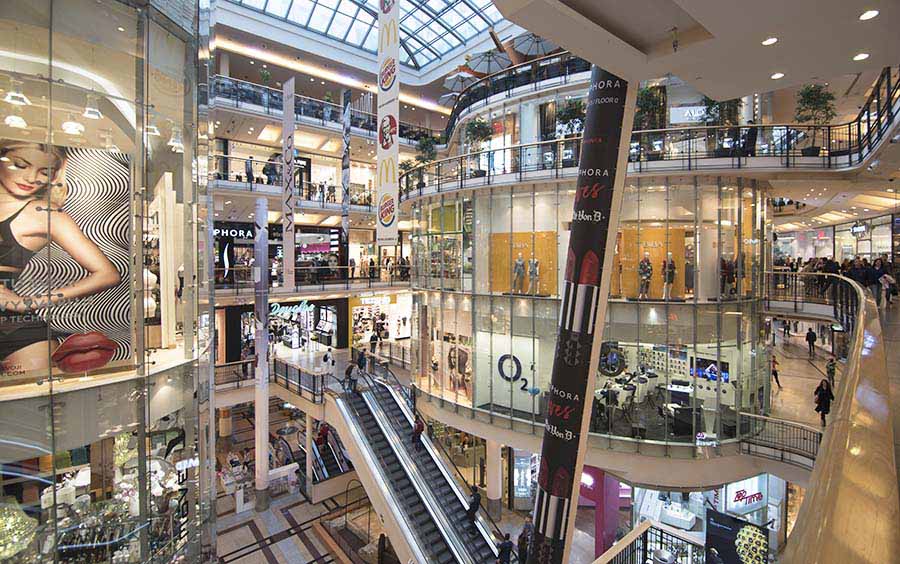 Moderné nákupné centrum s množstvom skla a presklených výkladov | DOMO GLASS