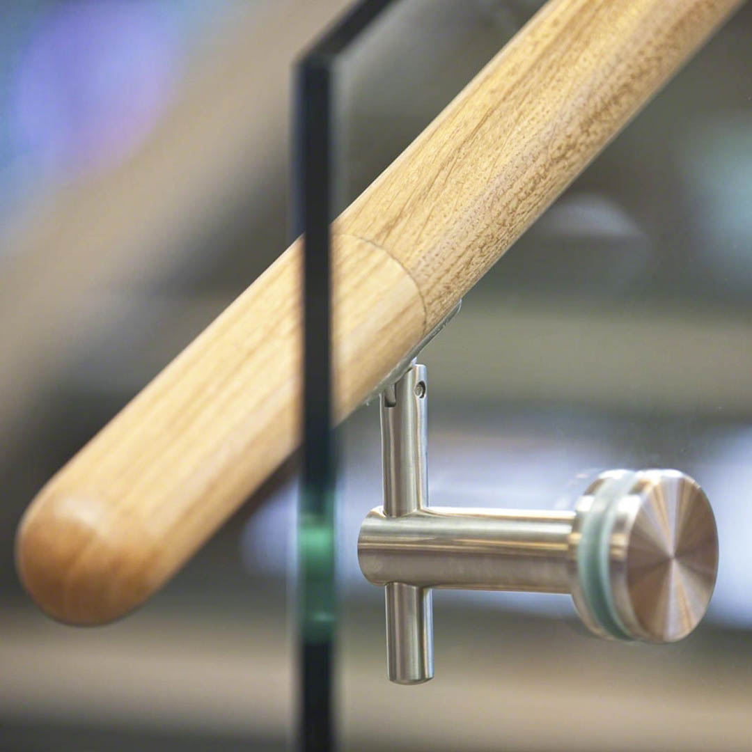 Detail dreveného držadla na sklenenom zábradlí schodiska | DOMO GLASS