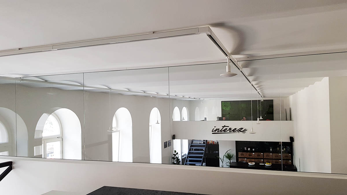 Sklenené steny ako akustická bariéra nadpodlažných priestorov v lofte | DOMO GLASS