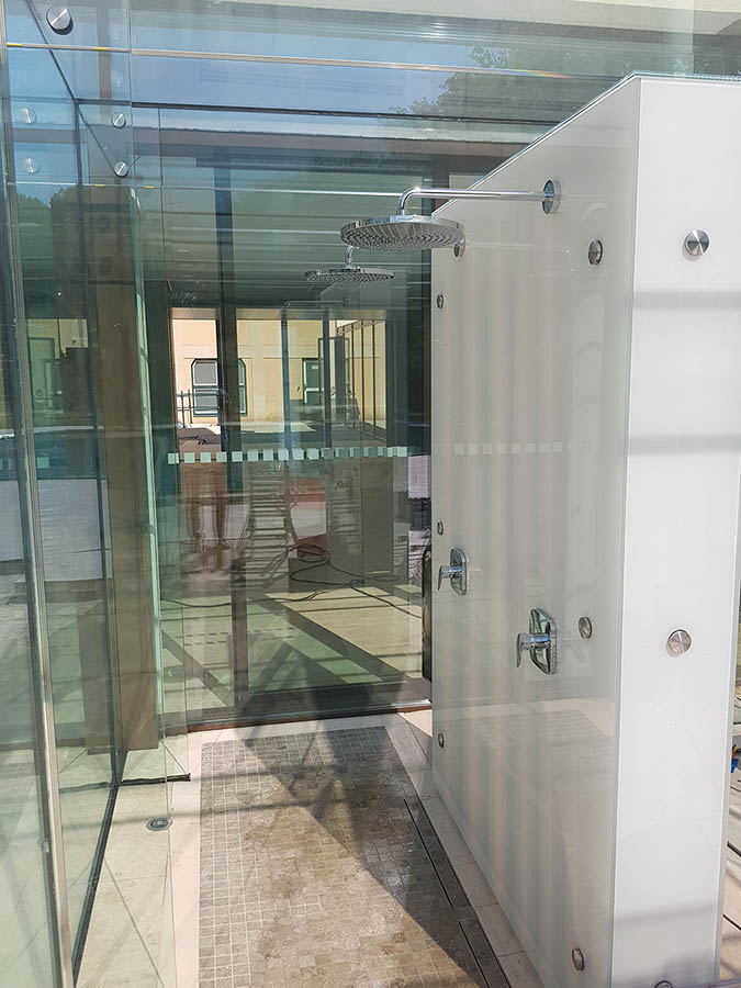 Sprchový panel so sklenenými obkladmi v sklenenom tuneli | DOMO GLASS