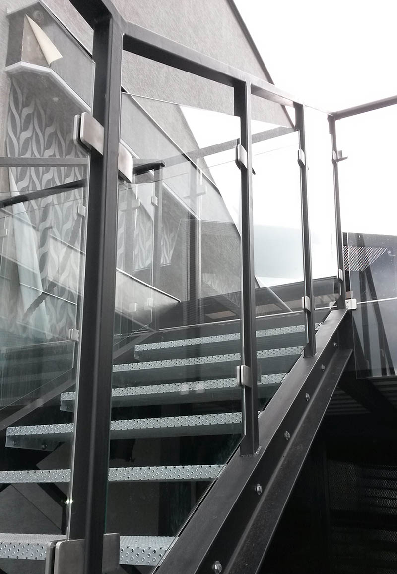 Sklenené zábradlie na schody s oceľovou konštrukciou schodiska | DOMO GLASS