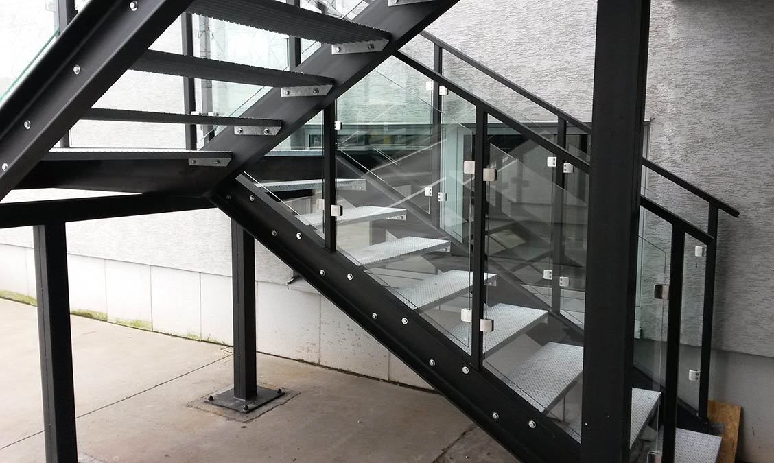 Sklenené zábradlie schodiska | DOMO GLASS