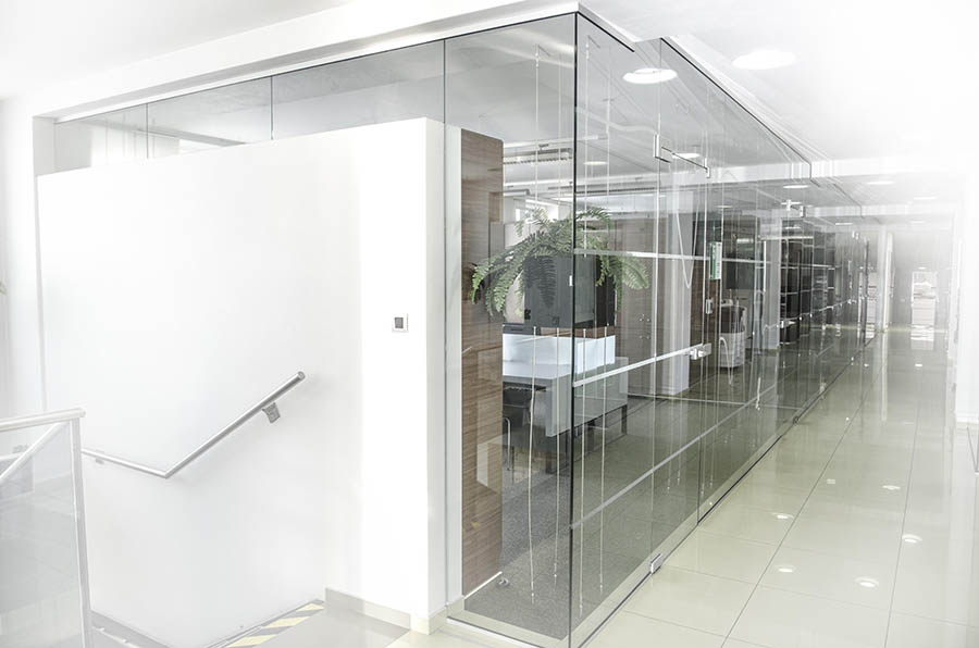 Deliace steny kancelárií ako sklenená zástena | DOMO GLASS