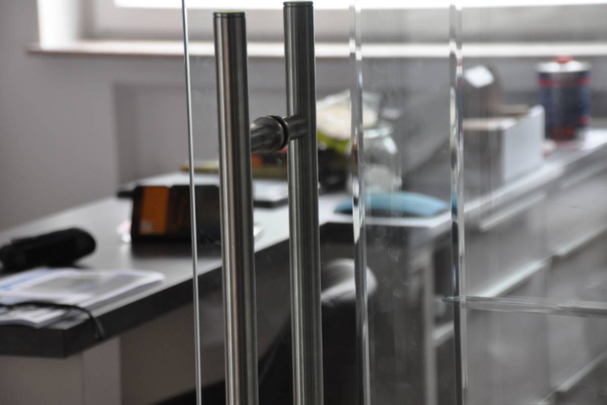 Detail prémiového madla na sklenené dvere | DOMO GLASS