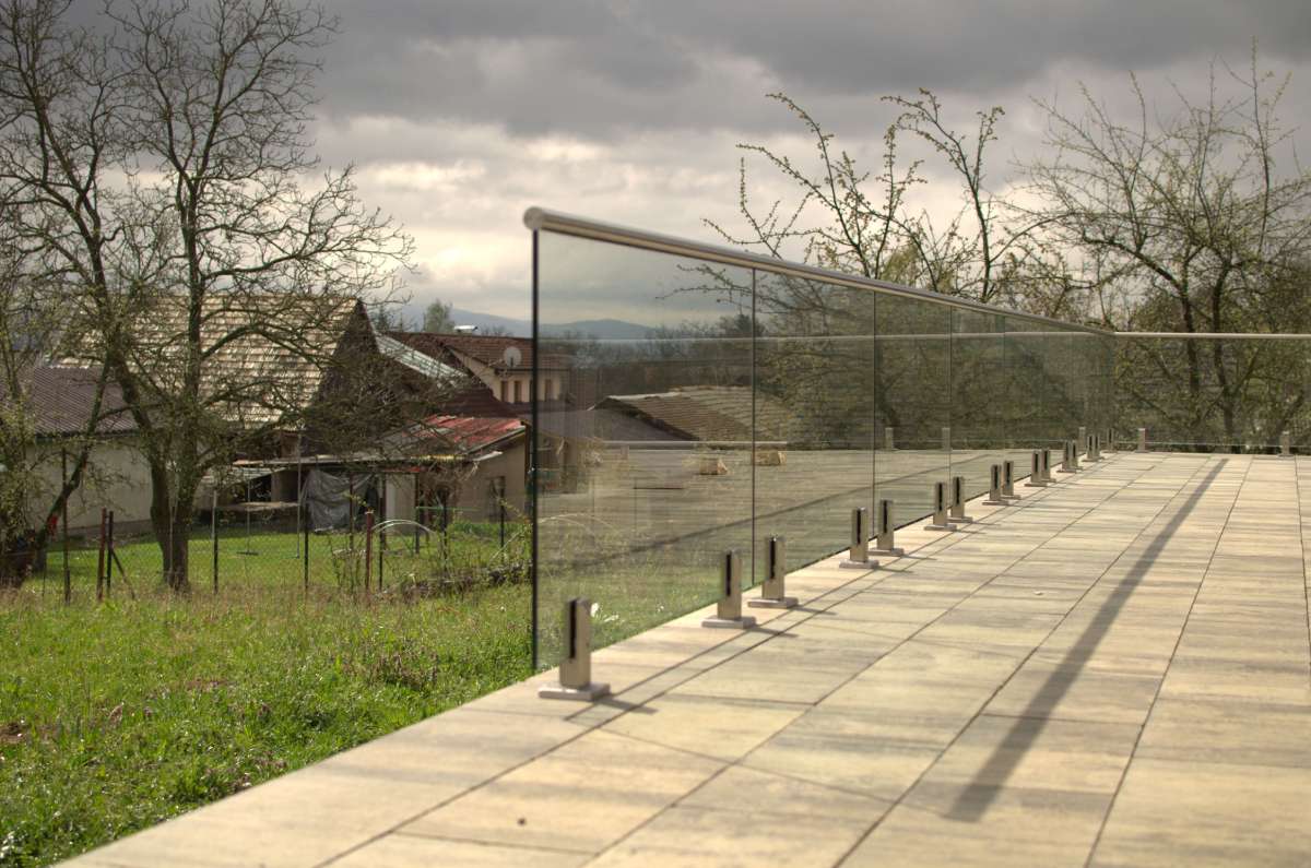 Terasové sklenené zábradlie kotvené na konzolách | DOMO GLASS