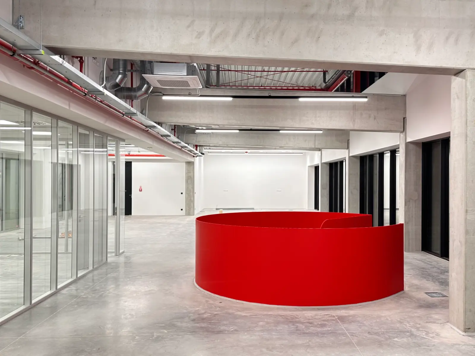 Samonosné točité schodisko v administratívnej budove | DOMO GLASS