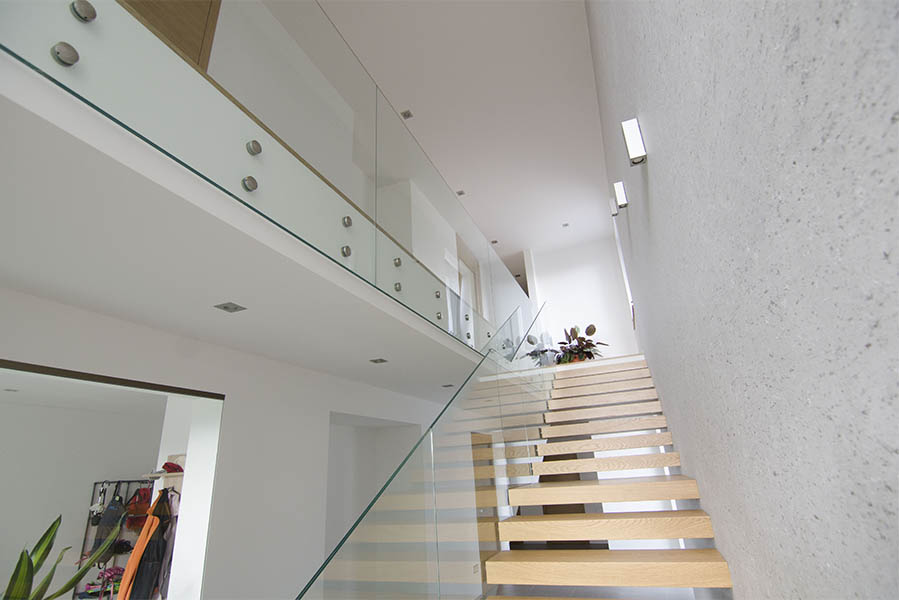 Jednoramenné schodisko s drevennými schodnicami so skleneným zábradlím | DOMO GLASS