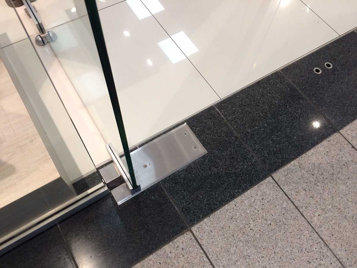 Podlahový samozatvárač sklenených dverí frontshopu | DOMO GLASS