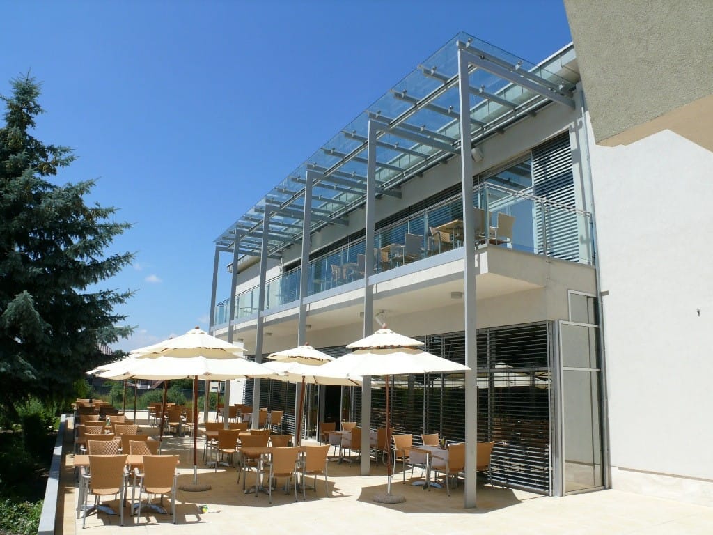 Presklená terasa reštaurácie hotela | DOMO GLASS