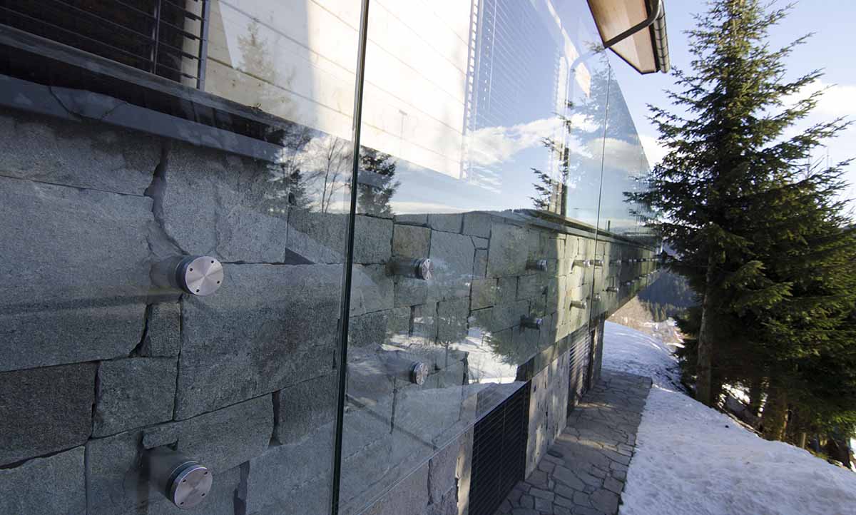 Samonosné sklenené zábradlie na terase apartmánového domu | DOMO GLASS