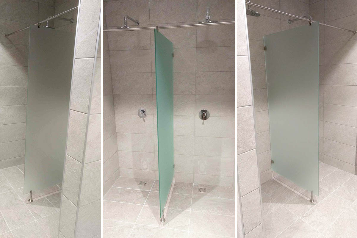 Sanitárne steny a paravan medzi sprchovými kútmi | DOMO GLASS