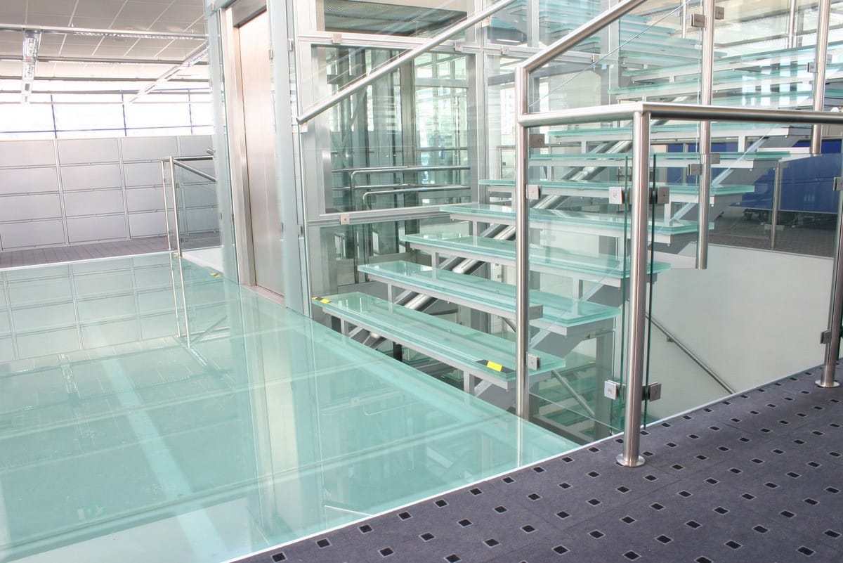 Sklenená podlaha a sklenené schody v sídle firmy SLOVALCO | DOMO GLASS