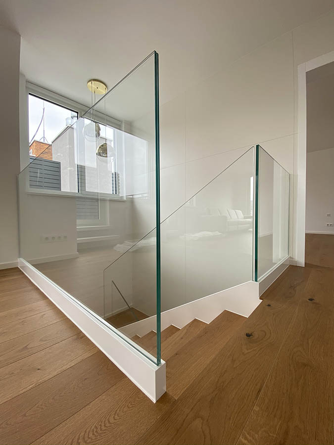 Samonosné sklenené zábradlie zapustené do konštrukcie schodiska | DOMO GLASS