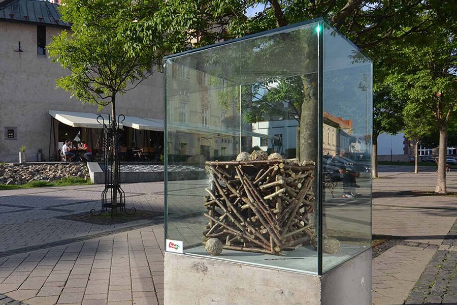 Vonkajšia sklenená vitrína na námestí | DOMO GLASS