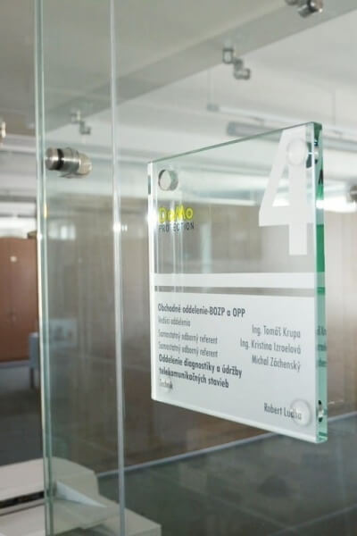 Navigačná tabuľka na sklenenej stene | DOMO GLASS